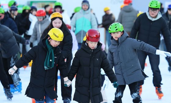 새해 첫 날 스케이트 즐기는 어린이들