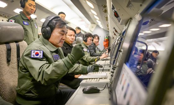 '하늘의 지휘소' 탑승한 안규백 국방장관