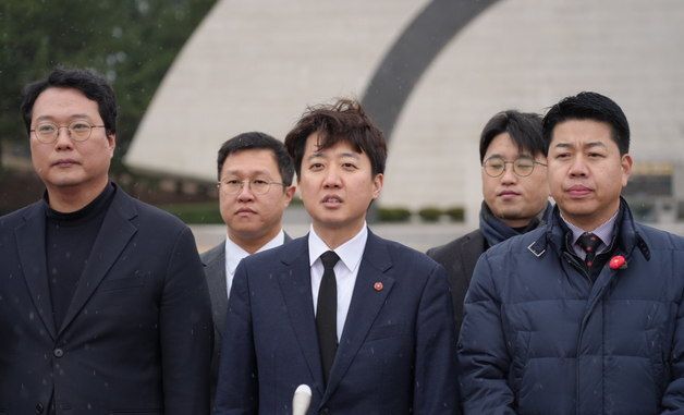 이준석 대표, 새해 첫날 제주4·3 평화공원 참배