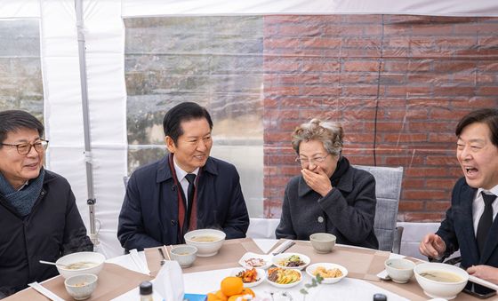 민주당 지도부, 권양숙 여사와 새해 떡국 나누며 담소