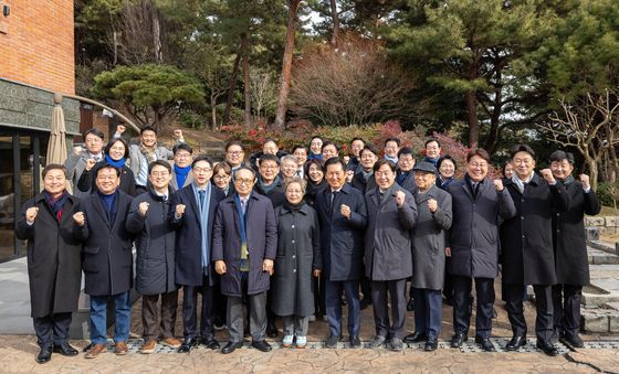 봉하마을 찾은 민주당, 권양숙 여사 예방