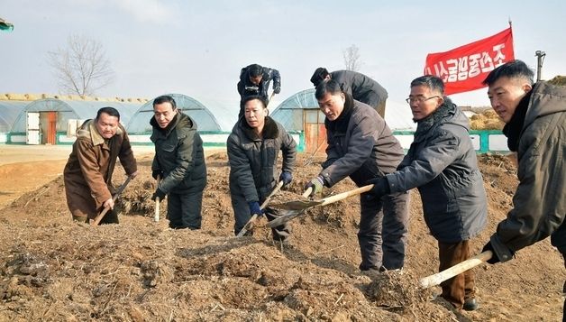 북한, 9차 당대회 앞두고 새해 첫 '금요노동' 진행