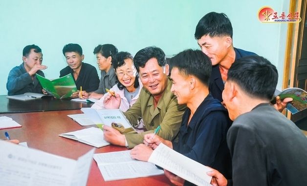 북한 증산군 풍정농장 "서로 돕고 이끌며 더 많은 지식 소유"