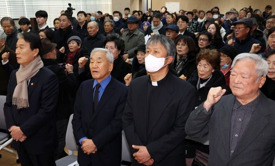 박종철 열사 39주기 추모제에서 '임을 위한 행진곡'을 제창