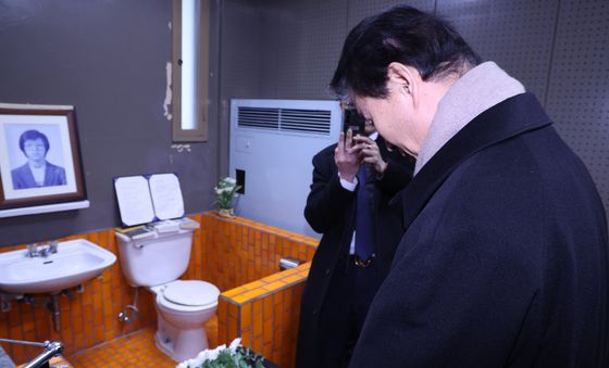 박종철 열사 추모하는 권오을 장관