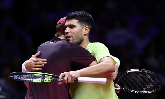 신네르와 첫 내한서 이긴 알카라스