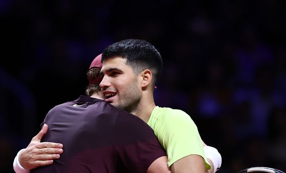 신네르와 첫 내한서 이긴 알카라스