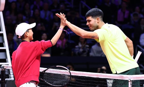 알카라스, 테니스 꿈나무와 하이파이브