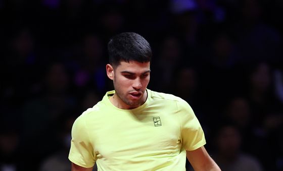 알카라스, 가볍게 툭