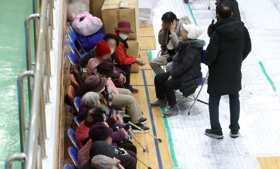 산불 인근 주민 의성체육관으로 대피