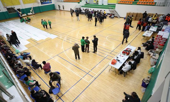 의성체육관으로 대피한 주민들
