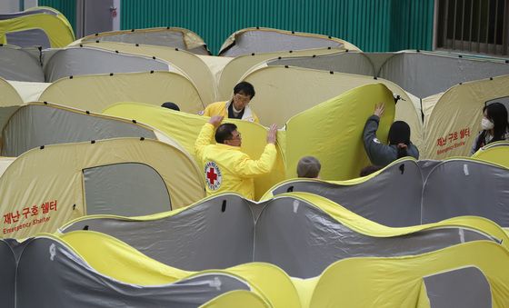 재난 구호 쉘터 설치되는 의성체육관
