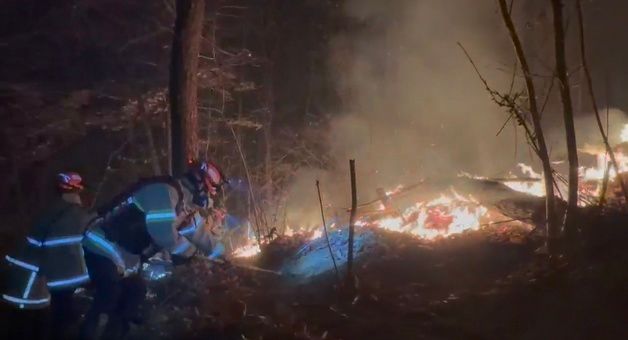 의성 산불 현장, 잔불 정리 이어가는 소방대원들