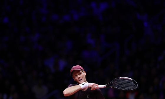 땀 닦는 얀니크 신네르