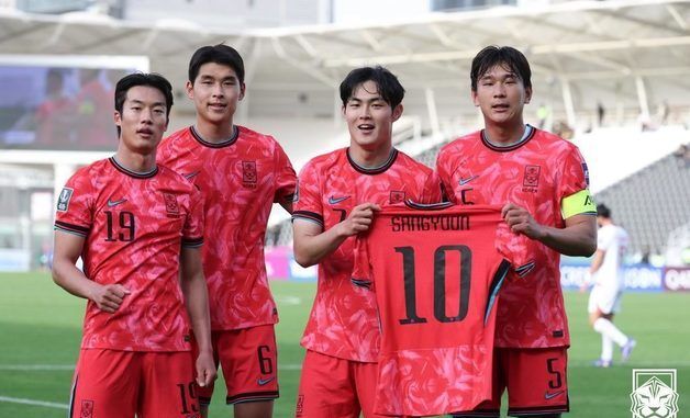 강상윤 유니폼 들고 세리머니를 펼치는 선수들