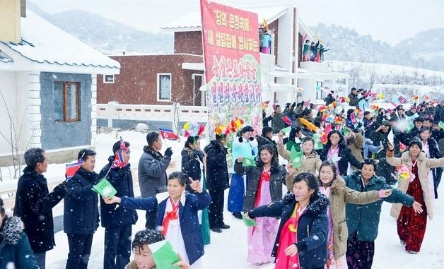 北 판교군 지하리 새집들이 경사…새 살림집에서 웃는 주민들