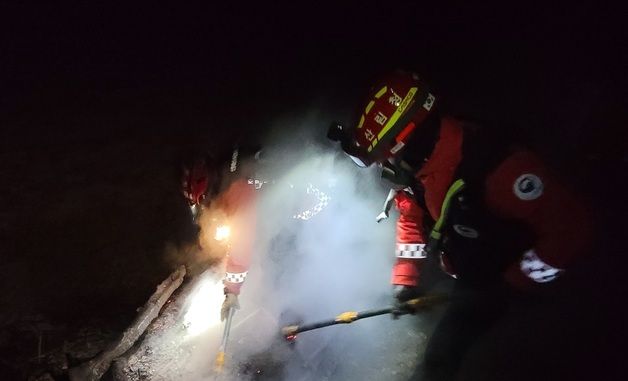 산림청 산불진화대원, 밤새 의성 산불 잔불정리