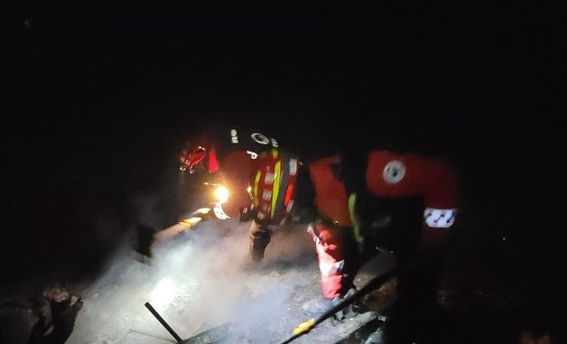 의성 산불 잔불정리 중인 산림청 산불진화대원