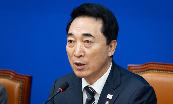 취재진 질문 답하는 박수현 민주당 수석대변인