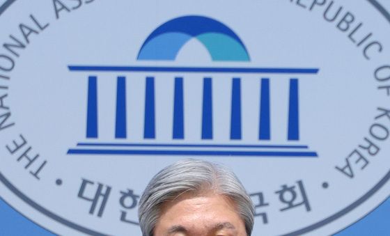 정치개혁특별위원회 관련 기자회견하는 서왕진