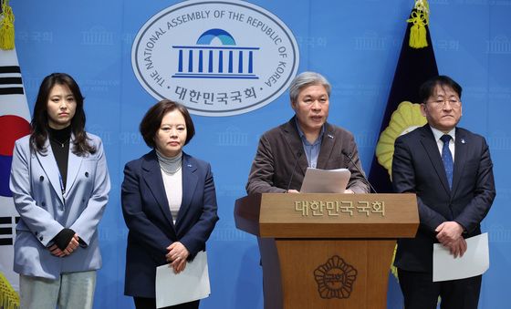 기자회견하는 서왕진 원내대표