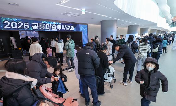 인파 붐비는 공룡 파충류 박람회