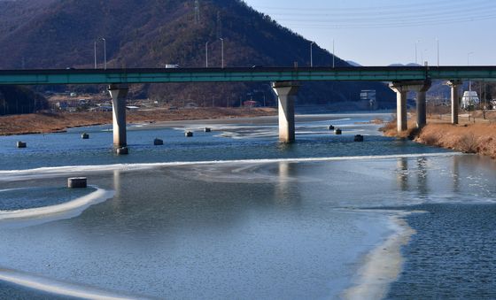 한파에 얼어붙은 형산강