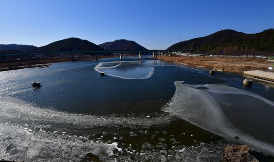 얼음으로 덮인 형산강