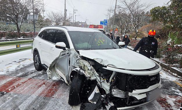 눈길에 미끄러진 차량 사고