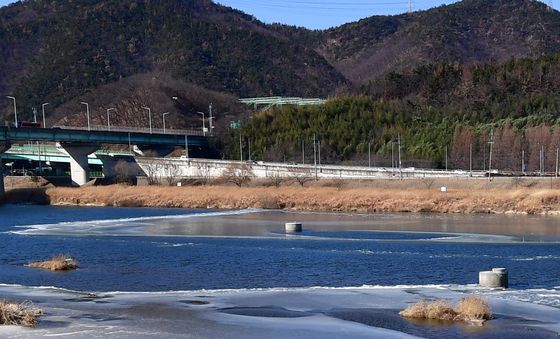 빙판으로 변한 형산강