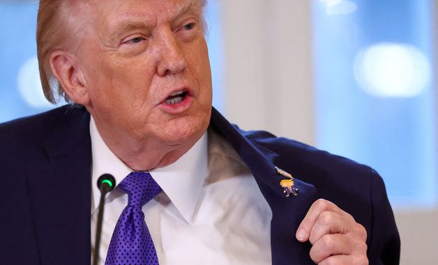 [포토] '해피 트럼프' 배지 자랑하는 트럼프 대통령