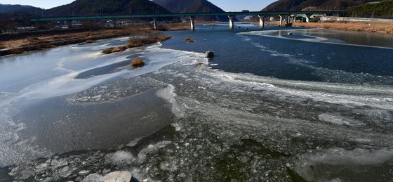 얼음판으로 변하고 있는 형산강