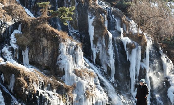 폭포도 얼린 강추위