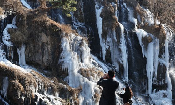 한파에 얼어붙은 폭포