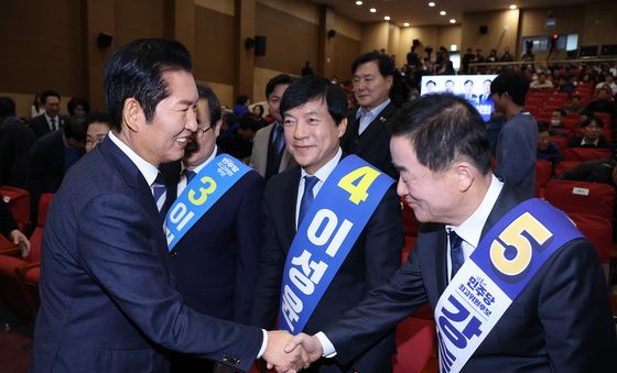 최고위원 후보들과 인사하는 정청래