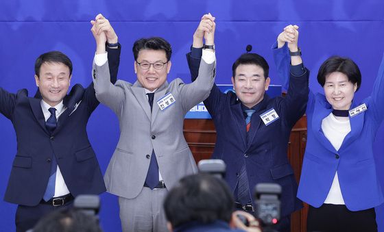 손잡고 인사하는 민주당 원내대표 후보