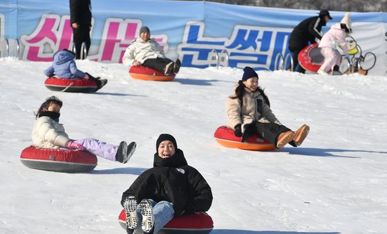 화천산천어축제 즐기는 관광객들