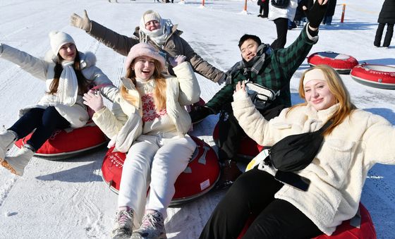 화천산천어축제 즐기는 외국인 관광객들