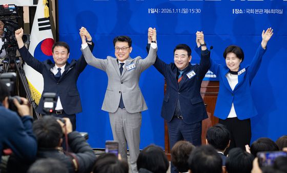 손 맞잡고 의원들 향해 인사하는 민주 원내대표 후보들