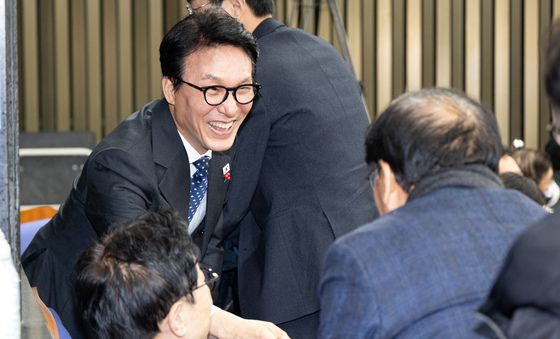 의원들과 인사 나누는 김민석 총리