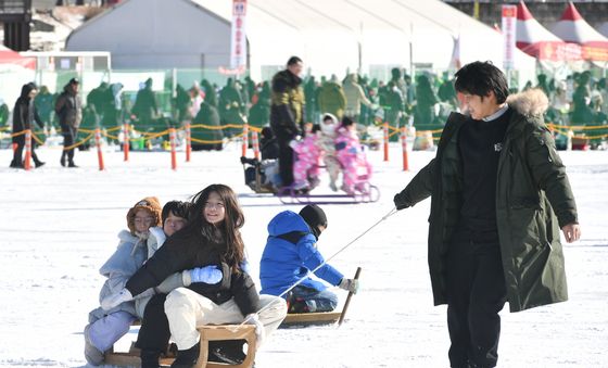 겨울축제 즐기는 관광객들