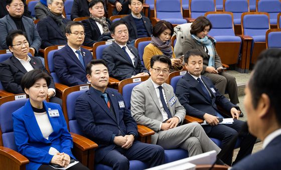 정청래 대표 발언 듣는 민주 원내대표 후보들