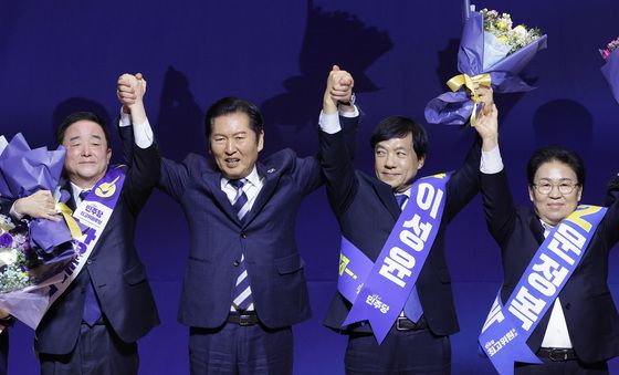 신임 최고위원과 손잡은 정청래