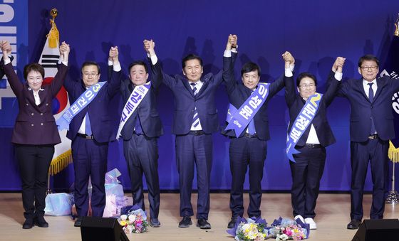 신임 최고위원들과 기념 촬영하는 정청래