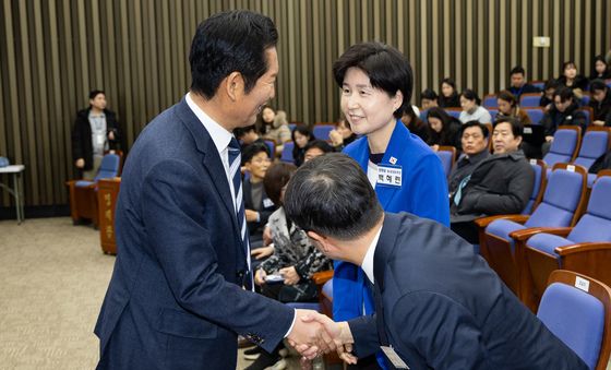 정청래 민주당 대표, 원내대표 결선 투표 진출한 백혜련·한병도 후보와 인사