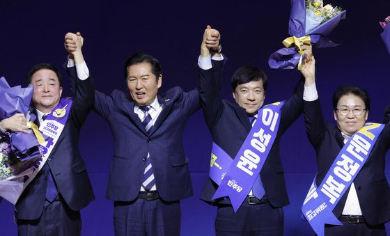 신임 최고위원 손잡는 정청래