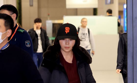 입국하는 김경 서울시의원