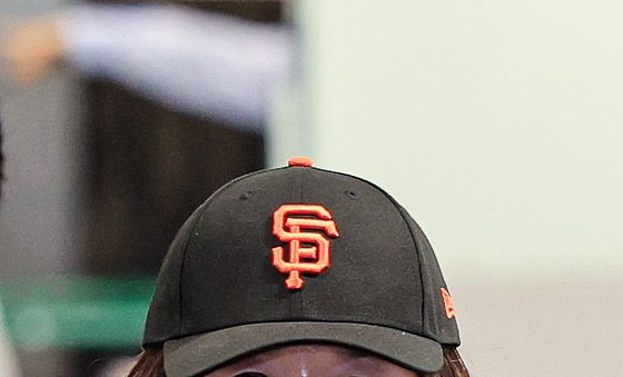 모자쓰고 귀국한 김경 서울시의원