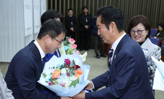 정청래 대표에게 꽃다발 받는 한병도