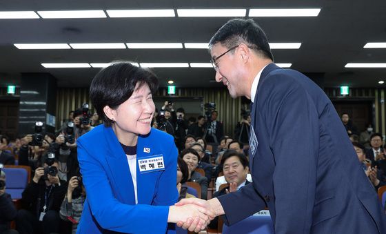 백혜련과 악수하는 한병도